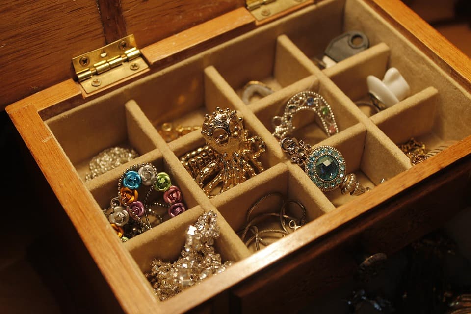 Image of A box of jewelry